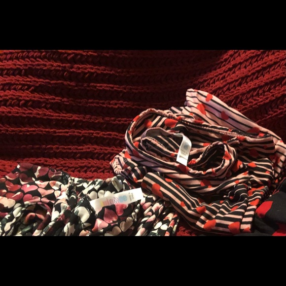 2 Pair of LuLaRoe Leggings Heart Patterns size TC- red&black hearts unavailable - Picture 2 of 4